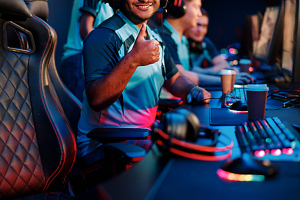 포토 JPG 해외이미지 여자 남자 여러명 상반신 성인 취미 옆모습 모니터 헤드셋 경쟁 게임 키보드 마우스 사이버 따봉 게이머 테이크아웃컵 성인만 해외포토 뷰포인트 음향기기 다수 컨셉 놀이 사람 컵 컴퓨터 컴퓨터용품 헤드폰 최고 파일형식 이미지허브