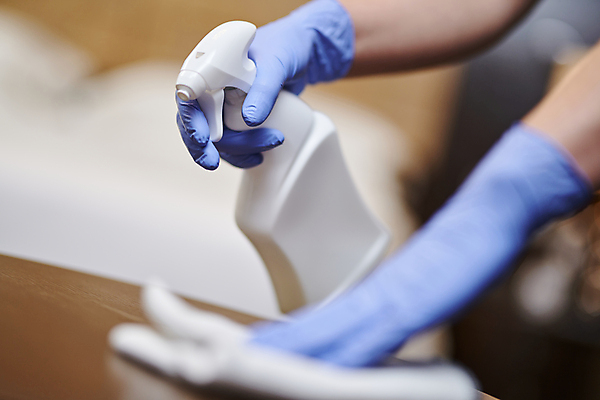 포토 JPG 해외이미지 직업 라이프스타일 여자 가구 장갑 컨셉 유니폼 가사 탁자 호텔 아파트 주택 실내 한명 안전 사람 내부 청결 침실 방 흰색 침대 바이러스 고급 보호 청소 직원 서비스 분무기 걸레 가정부 다락방 카피스페이스 해외포토 1 잡화 옷 컬러 생활용품 숙소 건물 생활 공백 위생 청소도구 파일형식 이미지허브