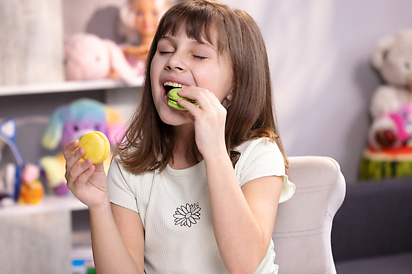 포토 JPG 해외이미지 라이프스타일 여자 행복 음식 디저트 아이디어 갈색머리 기술 한명 미소 사람 머리 쿠키 케이크 봄 신선 입 달콤 맛 설탕 먹기 배고픔 준비 유기농 열정 마카롱 토막 점심식사 독립 예시 피스타치오 핸드메이드 해외포토 1 헤어스타일 웰빙 계절 감정 컨셉 모션 표정 생활 신체부위 식사 견과류 파일형식 이미지허브