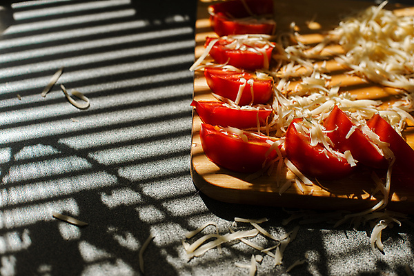 포토 JPG 해외이미지 잡화 음식 패턴 다이어트 토마토 채소 재료 탁자 치즈 실내 건강 그림자 요리 사람없음 목재 농작물 햇빛 주방 식사 신선 블라인드 닫기 맛 상품 그늘 오브젝트 유기농 날것 슬라이스 무생채 방법 식용 식품점 정물화 맛있는 해외포토 나무 웰빙 가구 컨셉 무늬 농업 모션 유제품 내부 태양 상점 커튼 그림 파일형식 이미지허브