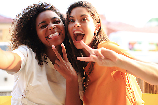 포토 JPG 해외이미지 주간 라이프스타일 여자 행복 웃음 상반신 성인 야외 두명 앞모습 친구 눈감음 셀프카메라 즐거움 브이 성인여자만 해외포토 자연요소 감정 뷰포인트 관계 모션 표정 사람 손짓 생활 사진촬영 여자만 성인만 파일형식 이미지허브