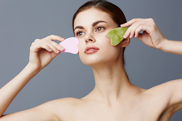 포토 JPG 해외이미지 여자 얼굴 실내 무표정 한명 미소 들기 상반신 성인 앞모습 뷰티 스파 마사지 미용용품 피부관리 성인여자한명만 괄사 해외포토 1 감정 뷰포인트 모션 표정 사람 내부 신체부위 오브젝트 여자한명만 성인여자만 파일형식 이미지허브