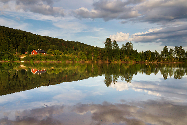 포토 JPG 해외이미지 나무 구름 자연 산 주택 스웨덴 풍경 사람없음 건물 빨간색 물 빛 강 반사 거울 전원 시골 그리기 저녁 숲 언덕 헛간 스칸디나비아 해외포토 자연요소 식물 건축물 컬러 모션 북유럽 전기에너지 야간 생태계 저장고 파일형식 이미지허브
