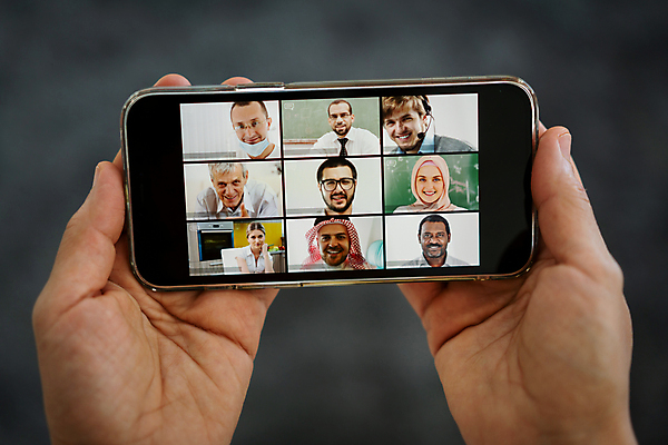 포토 JPG 해외이미지 백인 손 여자 얼굴 컨셉 비즈니스 사업가 회의 모바일 주택 사람 여러명 스마트폰 핸드폰 잡기 그룹 동료 부름 히스패닉 온라인 경영 소프트웨어 가상 해외포토 서양인 직업 다수 관계 모션 건물 신체부위 전자제품 스마트기기 파일형식 이미지허브