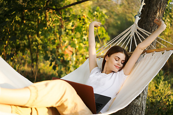 포토 JPG 해외이미지 주간 여자 여유 휴가 휴식 한명 상반신 성인 야외 옆모습 노트북 눕기 기지개 해먹 성인여자한명만 해외포토 자연요소 1 감정 뷰포인트 컨셉 모션 사람 전자제품 침대 여자한명만 성인여자만 파일형식 이미지허브