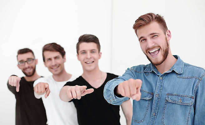 포토 JPG 해외이미지 서양인 남자 협력 미소 여러명 상반신 성인 가리킴 비즈니스맨 동료 성인남자만 성인만 해외포토 외국인 다수 비즈니스 관계 표정 사람 손짓 직장인 남자만 파일형식 이미지허브