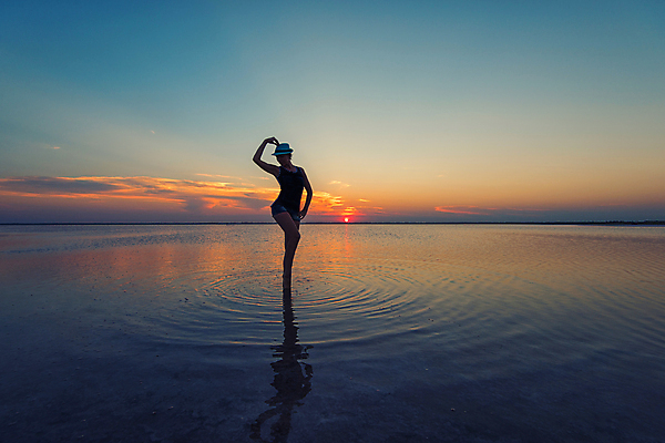 포토 JPG 해외이미지 전신 여자 호수 바다 포즈 자연 하늘 한명 서기 사람 성인 야외 태양 일출 땅 성인여자한명만 해외포토 자연요소 1 모션 노을 생태계 여자한명만 성인여자만 파일형식 이미지허브
