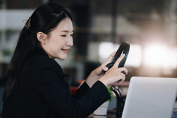 포토 JPG 해외이미지 응시 여자 휴식 한명 미소 들기 동양인 상반신 성인 옆모습 노트북 헤드폰 비즈니스우먼 성인여자한명만 해외포토 1 시선 뷰포인트 음향기기 컨셉 비즈니스 모션 표정 사람 인종 전자제품 직장인 여자한명만 성인여자만 파일형식 이미지허브