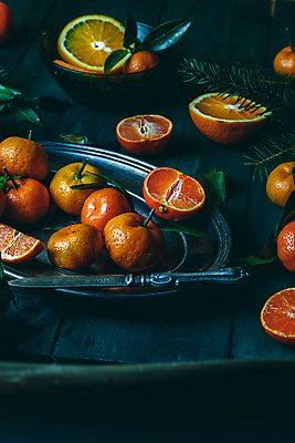 포토 JPG 해외이미지 접시 단면 귤 실내 사람없음 어둠 나이프 나무배경 해외포토 식기 백그라운드 과일 내부 칼 파일형식 이미지허브