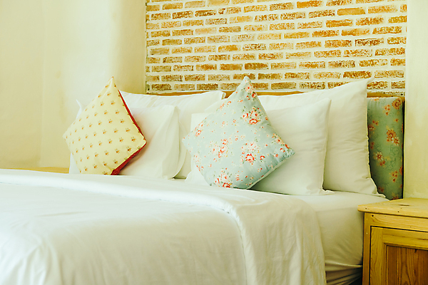 포토 JPG 해외이미지 디자인 가구 베개 새로움 아파트 주택 실내 사람없음 내부 장식 우주 침실 방 흰색 침대 램프 고급 만들기 스타일 해외포토 컬러 생활용품 컨셉 침구 모션 조명 건물 파일형식 이미지허브