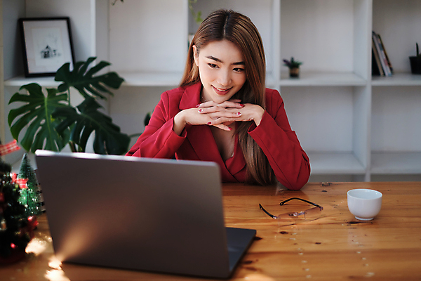 포토 JPG 해외이미지 응시 여자 비즈니스 실내 한명 미소 동양인 상반신 성인 앞모습 노트북 턱괴기 비즈니스우먼 성인여자한명만 해외포토 1 시선 뷰포인트 모션 표정 사람 인종 내부 전자제품 직장인 여자한명만 성인여자만 파일형식 이미지허브