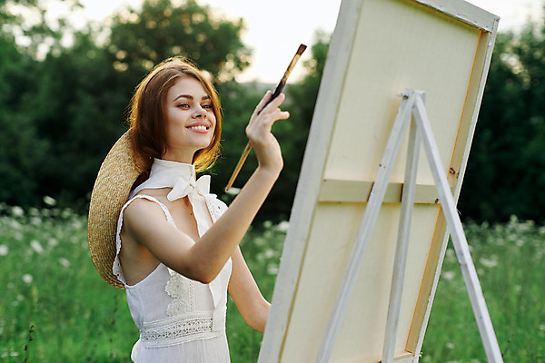 포토 JPG 해외이미지 여자 예술 자연 한명 웃음 상반신 성인 야외 붓 그리기 이젤 그림 밀짚모자 캔버스 성인여자한명만 해외포토 모자_잡화 1 모션 표정 사람 미술도구 생태계 여자한명만 성인여자만 파일형식 이미지허브