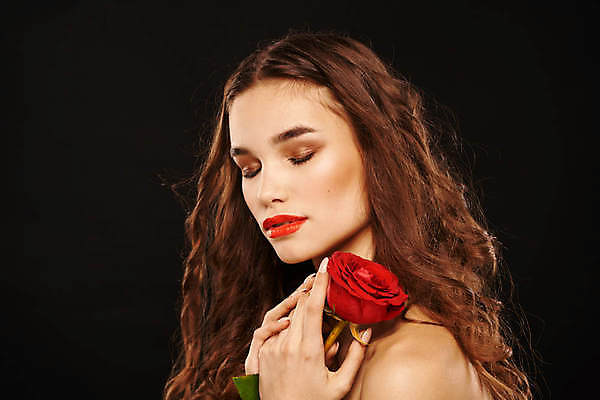 포토 JPG 해외이미지 백인 여자 포즈 한명 들기 상반신 성인 옆모습 화장 뷰티 장미 눈감음 성인여자한명만 해외포토 서양인 1 꽃 뷰포인트 모션 사람 여자한명만 성인여자만 파일형식 이미지허브