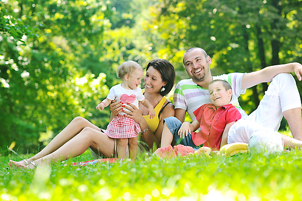 포토 JPG 해외이미지 주간 전신 백인 라이프스타일 공원 여자 남자 딸 행복 아들 어린이 엄마 함께함 미소 앉기 소년 여러명 성인 야외 앞모습 소풍 기댐 아기 아빠 해외포토 자연요소 서양인 공공시설 감정 뷰포인트 다수 컨셉 가족 모션 표정 사람 생활 야외활동 파일형식 이미지허브