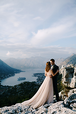 포토 JPG 해외이미지 주간 전신 커플 여자 남자 허리손 결혼 하늘 서기 성인 야외 두명 옆모습 뒷모습 마주보기 신랑신부 성인만 웨딩촬영 전경 해외포토 자연요소 신부_웨딩 뷰포인트 포즈 신랑 관계 모션 사람 풍경 이벤트 기념사진 파일형식 탑뷰 이미지허브