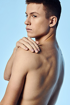 포토 JPG 해외이미지 백인 응시 남자 포즈 실내 한명 상반신 성인 옆모습 파란배경 근육질 성인남자한명만 어깨에손 바디프로필 해외포토 서양인 1 시선 뷰포인트 백그라운드 모션 근육 사람 내부 파란색 헬스 몸매 남자한명만 성인남자만 파일형식 이미지허브