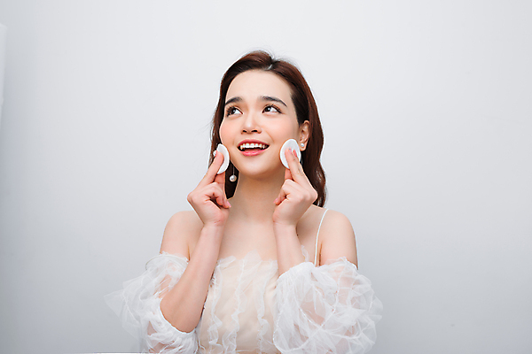 포토 JPG 해외이미지 여자 실내 한명 들기 동양인 상반신 성인 앞모습 화장 뷰티 화장품 화장솜 성인여자한명만 해외포토 1 뷰포인트 모션 사람 인종 내부 화장용품 여자한명만 성인여자만 파일형식 이미지허브