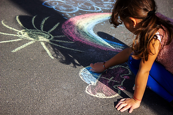 포토 JPG 해외이미지 손 배너 교육 행복 어린이 백그라운드 학교 가족 놀이 거리 창조 미술 사람 소년 사람없음 야외 컬러풀 태양 페인트 봄 유치원 기쁨 흰색 아기 그리기 보행로 놀이터 작음 그림 분필 카피스페이스 해외포토 자연요소 계절 남자 감정 길 컬러 관계 모션 문화예술 신체부위 공백 크기 초크 파일형식 이미지허브