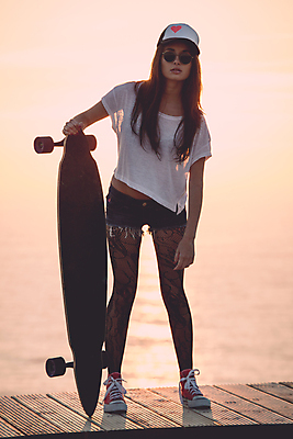 포토 JPG 해외이미지 전신 여자 행복 여행 하늘 한명 성인 해변 야외 앞모습 자유 잡기 스케이트보드 스케이터 성인여자한명만 힙스터 해외포토 1 패션 감정 바다 뷰포인트 컨셉 모션 운동선수 사람 보드_스포츠 여자한명만 성인여자만 파일형식 이미지허브