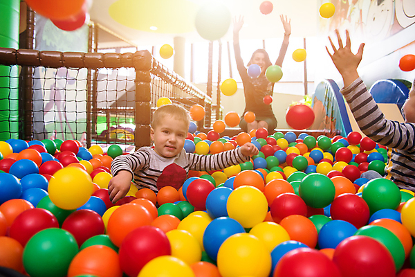 포토 JPG 해외이미지 여자 남자 어린이 공 난간 소년 성인 세명 햇빛 놀이방 만세 망 던지기 즐거움 볼풀 볼풀장 해외포토 감정 모션 사람 태양 파일형식 이미지허브