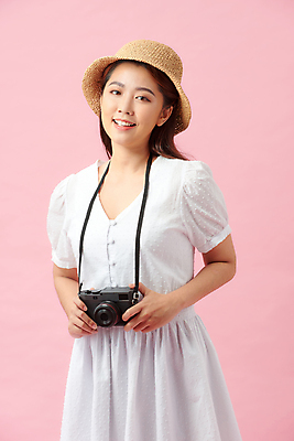 포토 JPG 해외이미지 여자 여행 실내 한명 미소 동양인 성인 여행객 캐리어 즐거움 여행용품 여행준비 성인여자한명만 분홍색배경 해외포토 1 감정 분홍색 백그라운드 표정 사람 인종 내부 여행가방 오브젝트 준비 여자한명만 성인여자만 파일형식 이미지허브