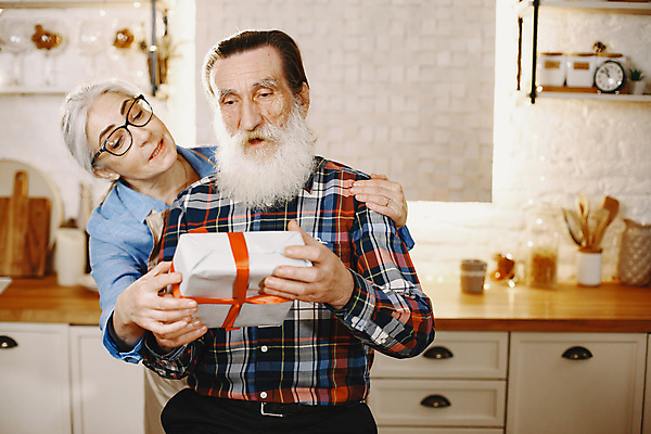 포토 JPG 해외이미지 나무 백인 전통 커플 계절 여자 남자 안경 크리스마스 가족 결혼식 남편 휴가 전등 수염 주택 갈색머리 함께함 실내 선물 사랑 사람 앉기 성인 내부 두명 장식 주방 회색 낭만 축하 잡기 아내 12월 은퇴 주기 빛망울 옛날 해외포토 서양인 식물 헤어스타일 잡화 기념일 감정 컬러 결혼 컨셉 관계 모션 조명 건물 빛 날짜 파일형식 이미지허브