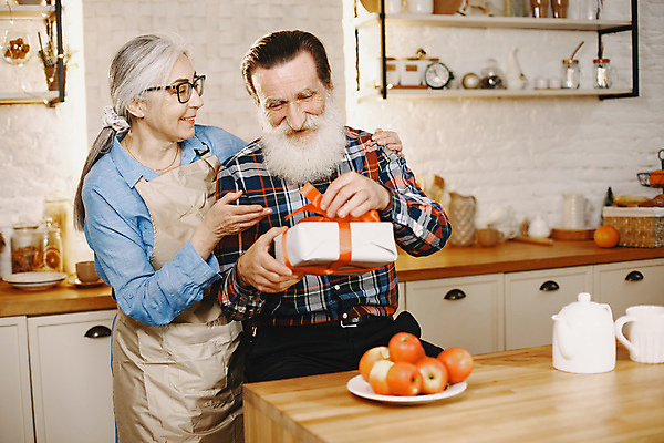 포토 JPG 해외이미지 나무 백인 전통 커플 계절 여자 남자 안경 크리스마스 가족 결혼식 남편 휴가 전등 수염 주택 갈색머리 함께함 실내 선물 사랑 사람 앉기 성인 내부 두명 장식 주방 회색 낭만 축하 잡기 아내 12월 은퇴 주기 빛망울 옛날 해외포토 서양인 식물 헤어스타일 잡화 기념일 감정 컬러 결혼 컨셉 관계 모션 조명 건물 빛 날짜 파일형식 이미지허브