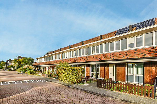 포토 JPG 해외이미지 주간 외관 창문 하늘 주택 사람없음 야외 건물 심플 집열판 나무울타리 해외포토 자연요소 건축물 울타리 태양에너지 파일형식 이미지허브