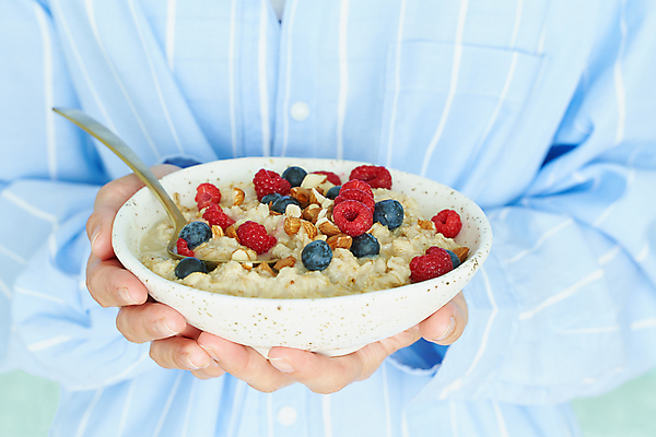 포토 JPG 해외이미지 여자 음식 한명 들기 상반신 성인 앞모습 숟가락 식사 견과류 아침식사 블루베리 산딸기 오트밀 성인여자한명만 귀리 해외포토 1 뷰포인트 과일 모션 곡류 수저 사람 여자한명만 성인여자만 파일형식 이미지허브