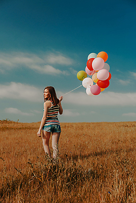 포토 JPG 해외이미지 여자 한명 상반신 성인 야외 뒷모습 걷기 잡기 뒤돌아보기 풍선 성인여자한명만 해외포토 1 뷰포인트 모션 사람 여자한명만 성인여자만 파일형식 이미지허브