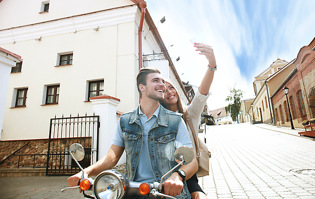 포토 JPG 해외이미지 커플 여자 남자 거리 웃음 들기 상반신 성인 야외 두명 건물 스마트폰 스쿠터 셀프카메라 성인만 해외포토 건축물 관계 모션 표정 사람 핸드폰 스마트기기 사진촬영 오토바이 파일형식 이미지허브