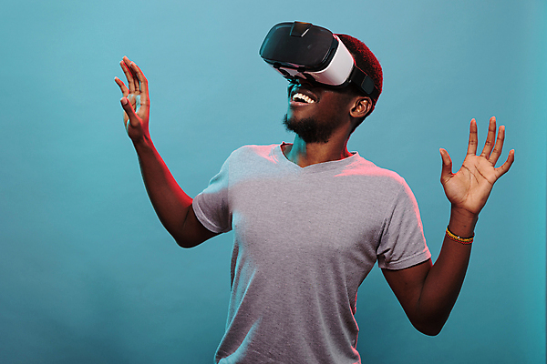 포토 JPG 해외이미지 남자 흑인 팔벌리기 한명 웃음 손짓 상반신 성인 앞모습 손들기 스마트 하이테크 착용 웨어러블 가상현실 성인남자한명만 오큘러스 VR기기 해외포토 서양인 1 뷰포인트 컨셉 모션 기술 표정 사람 기계 남자한명만 성인남자만 파일형식 이미지허브