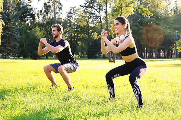 포토 JPG 해외이미지 전신 공원 여자 남자 잔디 성인 야외 두명 옆모습 운동복 청춘 운동 손모으기 활기 성인만 스쿼트 해외포토 식물 옷 공공시설 뷰포인트 컨셉 건강 사람 손짓 파일형식 운동자세 이미지허브