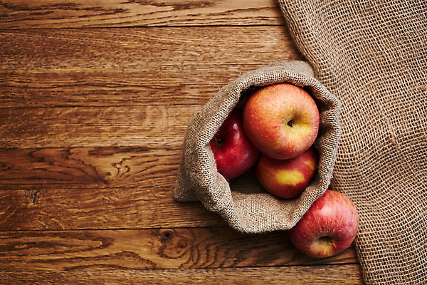 포토 JPG 해외이미지 과일 실내 사람없음 하이앵글 사과 삼베 자루 나무배경 해외포토 뷰포인트 백그라운드 내부 파일형식 천_직물 이미지허브