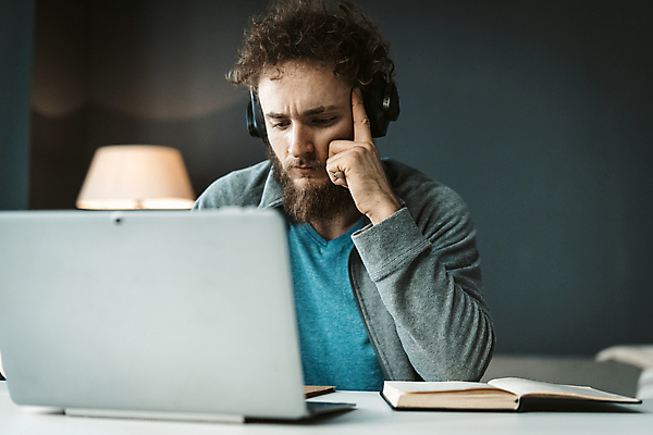 포토 JPG 해외이미지 백인 직업 라이프스타일 디자인 남자 인터넷 비즈니스 사업가 통신 탁자 거리 주택 직장 실내 한명 사람 앉기 노트북 컴퓨터 사무실 공책 방 흰색 타이핑 업무 비즈니스맨 네트워크 작업실 스마트 책상 멀리 온라인 고립 프리랜서 혼자 해외포토 서양인 1 컬러 가구 컨셉 회사 모션 문구용품 내부 건물 생활 전자제품 작업 직장인 파일형식 이미지허브