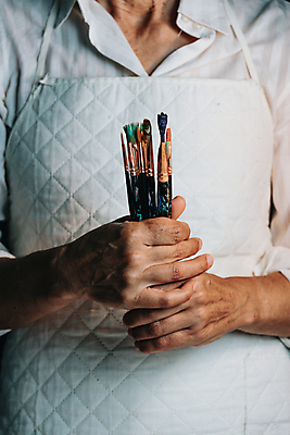 포토 JPG 해외이미지 백인 직업 학생 응시 교육 셔츠 유니폼 의자 고글 멕시코 기술 실내 창조 미술 한명 서기 미소 사람 취미 가로 세명 앞치마 페인트 백발 잡기 붓 작업 점 얼룩 작업실 팔레트 연기 그림 예술가 열정 페인트붓 화가 개성 해외포토 서양인 1 헤어스타일 시선 옷 감정 가구 상의 북아메리카 모션 문화예술 표정 내부 파일형식 이미지허브