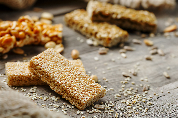 포토 JPG 해외이미지 실내 사람없음 아웃포커스 부스러기 에너지바 참깨 나무배경 해외포토 음식 백그라운드 촬영기법 내부 깨 파일형식 이미지허브