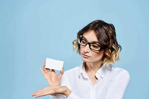 포토 JPG 해외이미지 서양인 여자 명함 프레임 한명 미소 들기 상반신 성인 앞모습 사각형 집중 보여주기 주목 성인여자한명만 내려보기 해외포토 도형 외국인 1 뷰포인트 컨셉 모션 표정 사람 여자한명만 성인여자만 파일형식 이미지허브