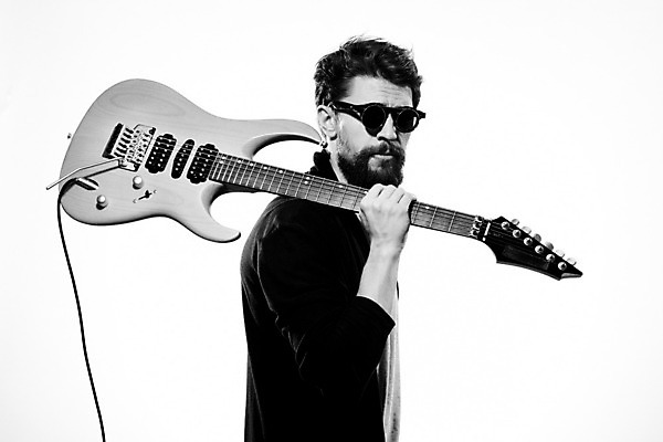 포토 JPG 해외이미지 남자 흑백 한명 상반신 성인 옆모습 선글라스 기타 올리기 기타리스트 로큰롤 락스타 성인남자한명만 해외포토 1 안경 음악 뷰포인트 모션 현악기 촬영기법 사람 연주자 남자한명만 성인남자만 파일형식 이미지허브