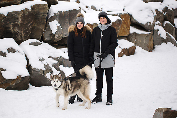포토 JPG 해외이미지 주간 전신 커플 여자 남자 겨울 함께함 서기 웃음 성인 야외 두명 앞모습 산책 눈 시베리안허스키 겨울옷 성인만 해외포토 자연요소 옷 계절 뷰포인트 컨셉 관계 모션 날씨 휴식 표정 사람 개 파일형식 이미지허브