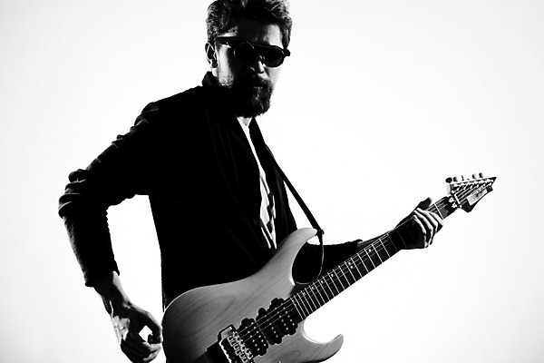 포토 JPG 해외이미지 남자 흑백 한명 상반신 성인 옆모습 선글라스 기타 매기 기타리스트 로큰롤 락스타 성인남자한명만 해외포토 1 안경 음악 뷰포인트 모션 현악기 촬영기법 사람 연주자 남자한명만 성인남자만 파일형식 이미지허브