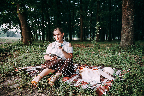 포토 JPG 해외이미지 나무 백인 학생 라이프스타일 드레스 공원 여자 자연 휴식 한명 사람 앉기 야외 책 초록색 여름 독서 뷰티 가을 숲 내추럴 해외포토 서양인 식물 1 옷 계절 공공시설 컬러 컨셉 모션 생활 생태계 파일형식 이미지허브