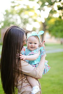 포토 JPG 해외이미지 백인 공원 딸 행복 감정 유럽 어린이 가족 엄마 휴식 따뜻함 사랑 성인 야외 두명 초록색 파란색 부모 맑음 아기 잡기 긍정 해외포토 서양인 공공시설 나라 컬러 컨셉 관계 모션 날씨 사람 파일형식 이미지허브