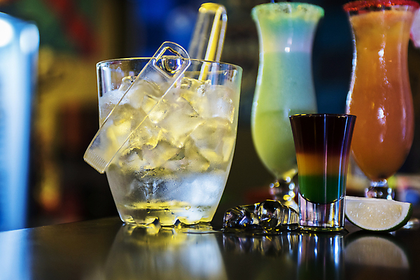 포토 JPG 해외이미지 잔 실내 종류 사람없음 얼음 다양 칵테일 칵테일잔 라임 유리그릇 칵테일바 얼음통 해외포토 자연요소 그릇 식기 다수 술잔 과일 유리 주류 내부 선술집 파일형식 이미지허브