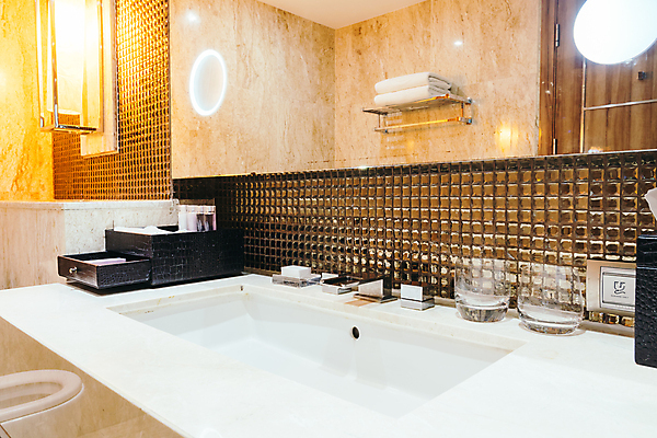 포토 JPG 해외이미지 디자인 호텔 주택 실내 사람없음 내부 물 금속 거울 방 젖음 욕실 흰색 도자기 고급 빨래 싱크대 수도꼭지 대야 해외포토 자연요소 컬러 컨셉 가사 재질 숙소 건물 개수대 파일형식 이미지허브