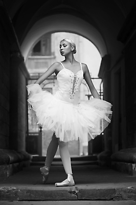 포토 JPG 해외이미지 전신 여자 예술 흑백 한명 서기 성인 앞모습 우아함 유연 발레리나 역동적 발레복 발레동작 단아함 성인여자한명만 해외포토 1 옷 뷰포인트 포즈 컨셉 모션 촬영기법 사람 발레 여자한명만 성인여자만 파일형식 이미지허브
