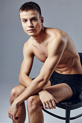 포토 JPG 해외이미지 응시 남자 포즈 회색배경 실내 한명 앉기 상반신 성인 옆모습 근육질 성인남자한명만 바디프로필 해외포토 1 시선 뷰포인트 백그라운드 모션 근육 사람 내부 헬스 회색 몸매 남자한명만 성인남자만 파일형식 이미지허브
