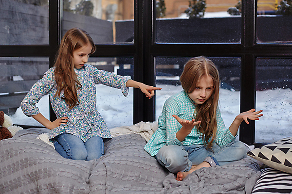 포토 JPG 해외이미지 전신 백인 여자 어린이 허리손 함께함 실내 앉기 두명 앞모습 분노 가리킴 무릎꿇기 창가 자매 싸움 여동생 언니 노려봄 소녀만 해외포토 서양인 감정 뷰포인트 포즈 컨셉 창문 가족 모션 표정 사람 손짓 내부 동생 여자만 어린이만 파일형식 이미지허브