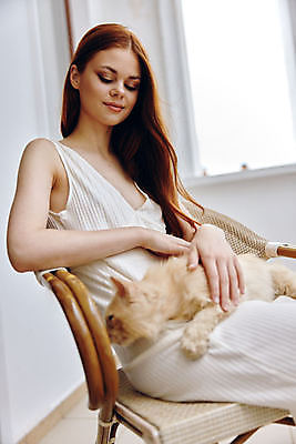 포토 JPG 해외이미지 한마리 응시 여자 여유 의자 휴식 함께함 실내 한명 앉기 상반신 성인 옆모습 반려동물 고양이 성인여자한명만 쓰다듬기 반려묘 해외포토 동물 1 시선 감정 뷰포인트 가구 컨셉 포유류 모션 사람 내부 여자한명만 성인여자만 파일형식 이미지허브