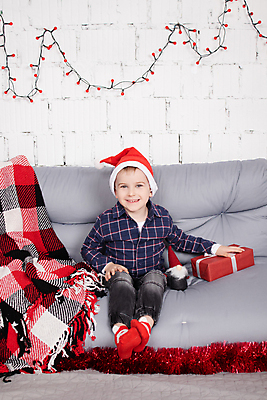 포토 JPG 해외이미지 백인 모자 전통 행복 아들 어린이 백그라운드 크리스마스 겨울 휴가 새해 주택 기념 요정 돌담 실내 선물 사랑 한명 미소 소년 내부 장식 빨간색 상자 장난감 산타클로스 기쁨 회색 흰색 축하 아기 12월 기적 긍정 난쟁이 크리스마스이브 카피스페이스 클라우스 해외포토 서양인 1 잡화 계절 기념일 남자 감정 컬러 컨셉 가족 표정 사람 건물 담장 공백 돌_바위 날짜 파일형식 이미지허브